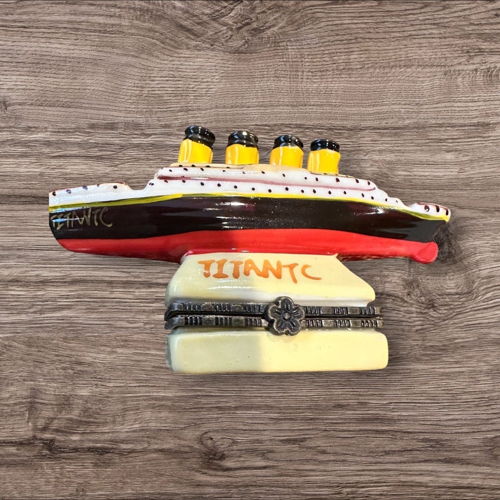 Vintage Titanic Hinged Porcelain Trinket Box - Picture 1 of 5